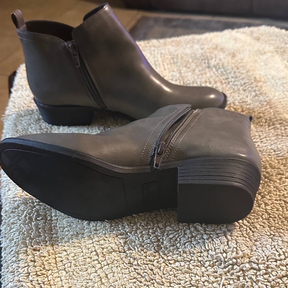 AMERICAN RAY Elegant Gray Ankle Boots - Picture 5 of 9